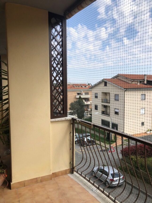 Protezione anticaduta trasparente per balcone con tende da sole
