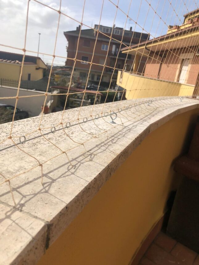 Dettaglio maglia rifinitura della rete di protezione anticaduta per gatti