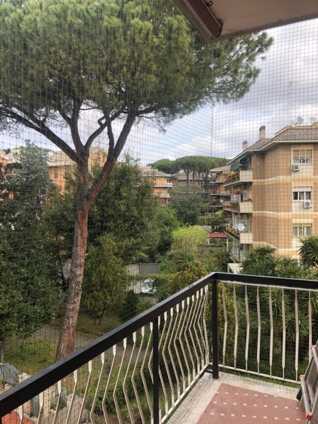 Rete di protezione anticaduta per gatti per balconi ad angolo e ringhiera