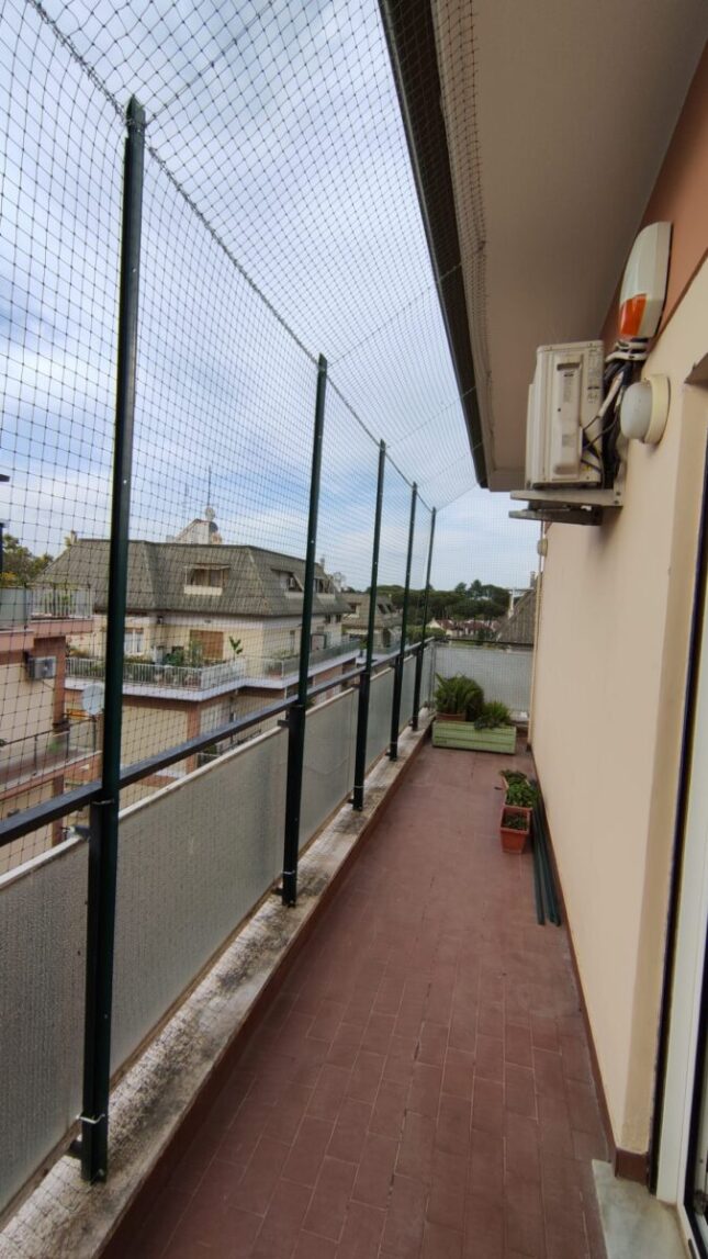Rete di protezione anticaduta per gatti per balcone con ringhiera