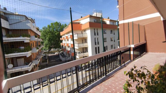 Rete di protezione anticaduta per gatti per terrazzi con ringhiera